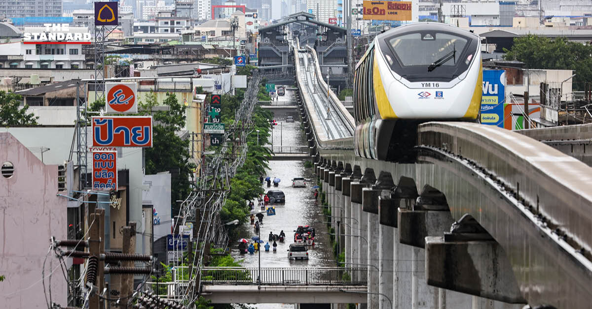 ลุยน้ำขนของจ่ายตลาด จากคลองจั่นถึงลาดพร้าว ชีวิตยังต้องไปต่อท่ามกลางน้ำท่วม